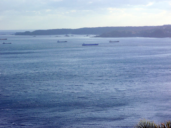 強風を避ける船