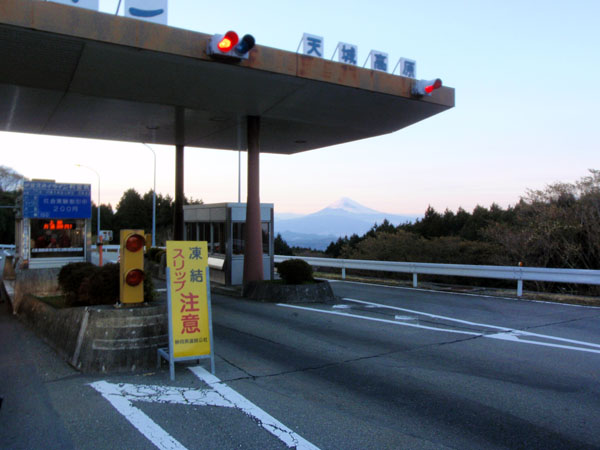 料金所脇に富士山を望む