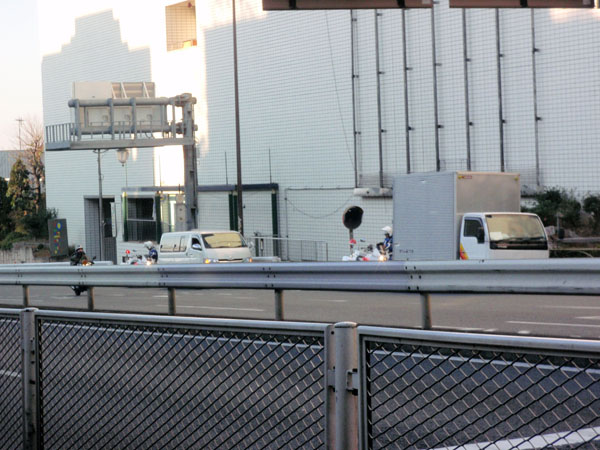 国道２４６号線で白バイに捕まっている車両を目撃