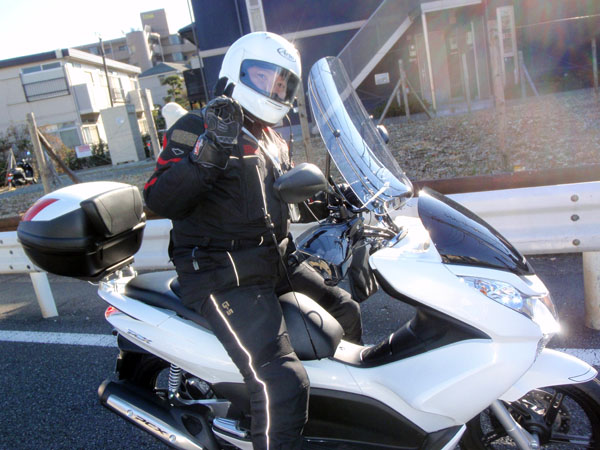 PCXに乗る日本走郎さん