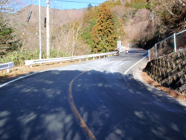 事故現場のカーブ出口付近