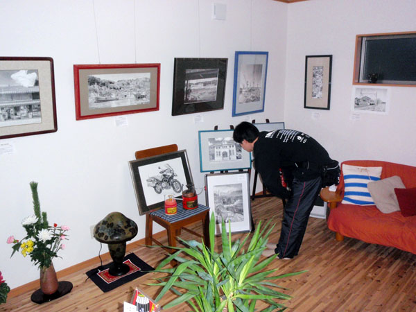 えんぴつ画を見ているいかりんさん