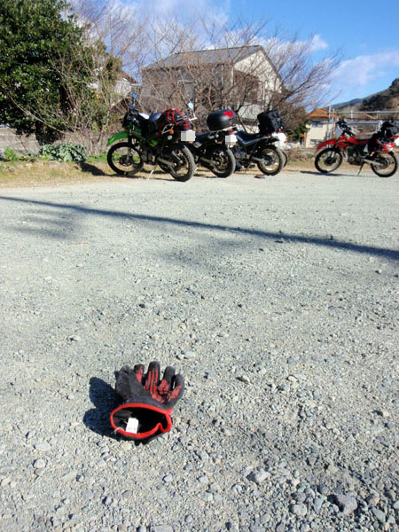 強風で飛ばされたグローブ