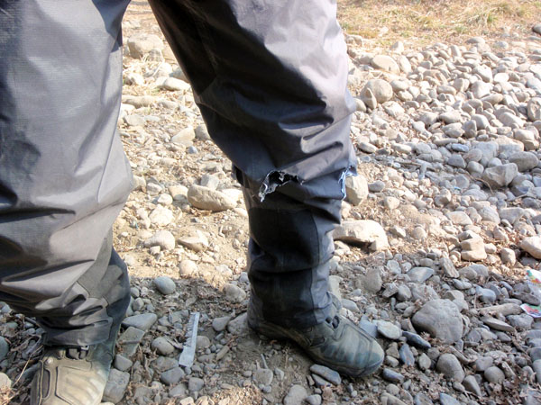 溶けて穴が開いたレインスーツ