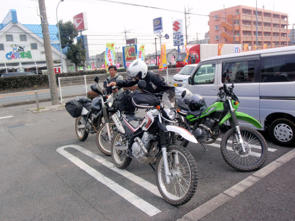 ファミレスの駐車場にて