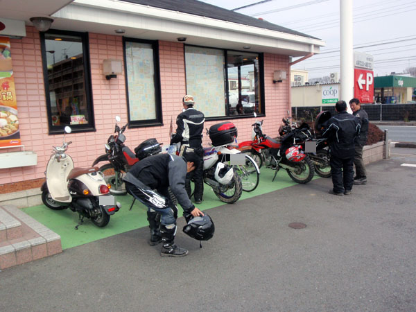 ファミレスの駐車場にて２