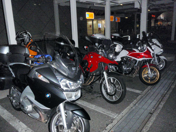 真夜中の海老名ＳＡに集まった４台