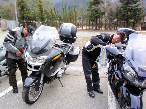 バイクを磨くお二方