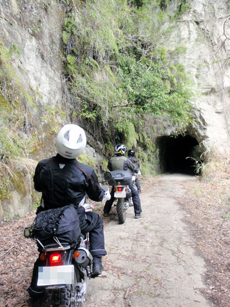 四角い手彫りトンネル