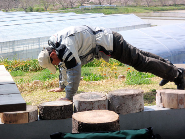 腕立て伏せをするシンさん