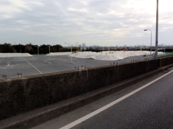 東京ディズニーリゾートに積まれた液状化現象の砂山