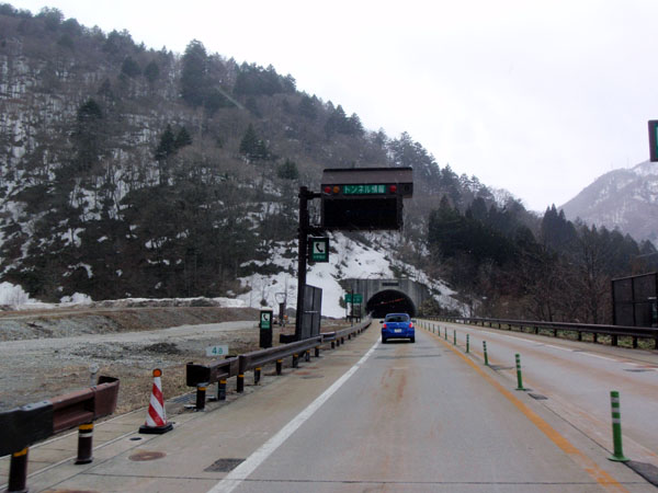 安房峠のトンネルを抜けると・・・雪