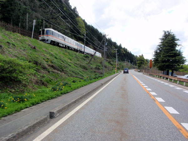 高山本線と並走