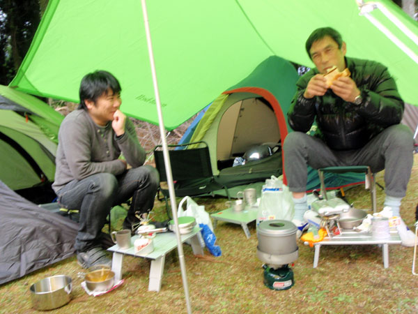 ホットサンドを頬張る