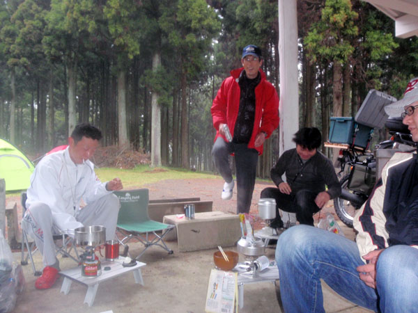 ホットサンドマシーンを持ったボルドーさん