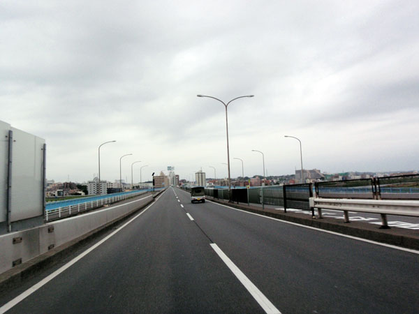 国道２４６号線で多摩川を渡る