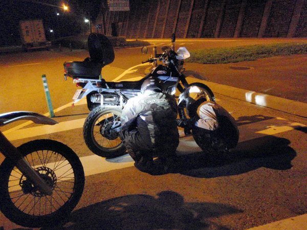 セローのリアブレーキを修理中