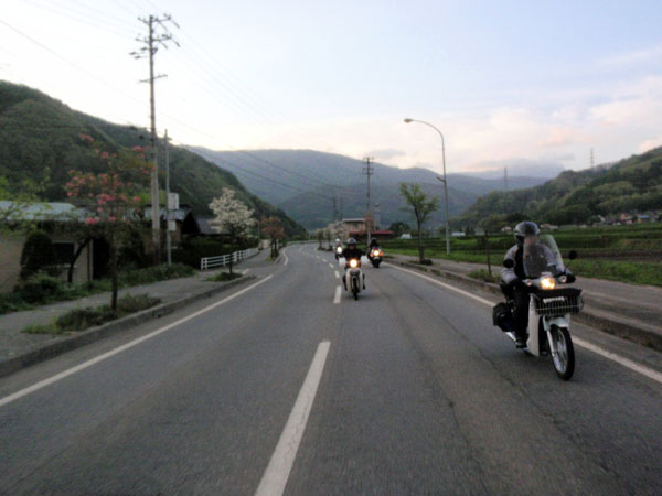 コンビニへ向かって出発