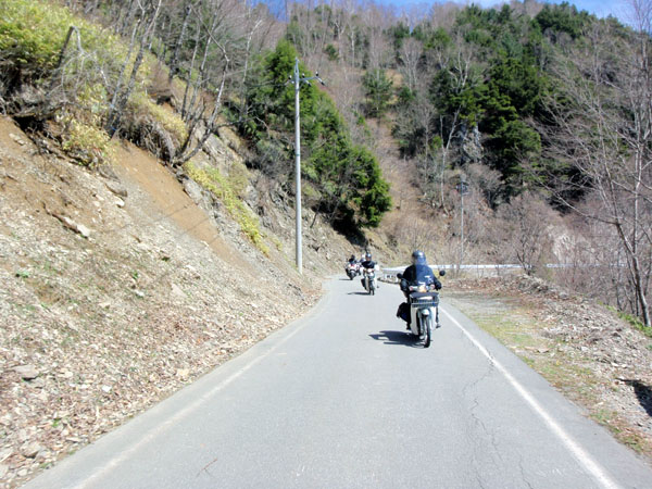 舗装林道を快走