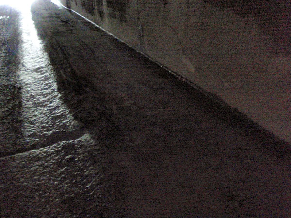 トンネル内の砂