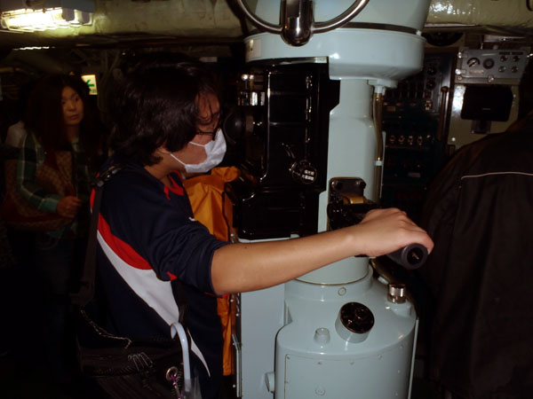 潜望鏡を覗いて見る大貴