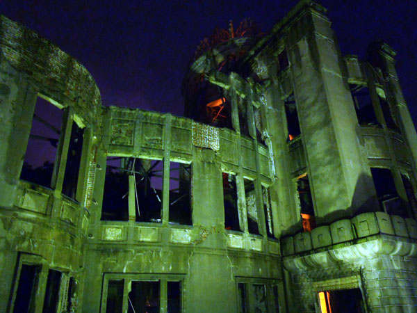 夜の原爆ドーム