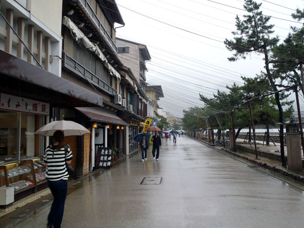 厳島神社に向かって歩く