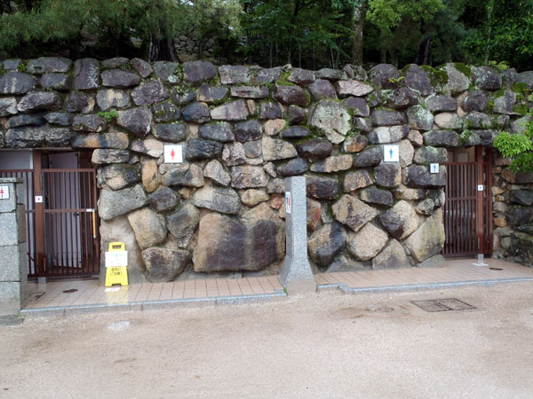公衆トイレに鉄製の柵が・・・