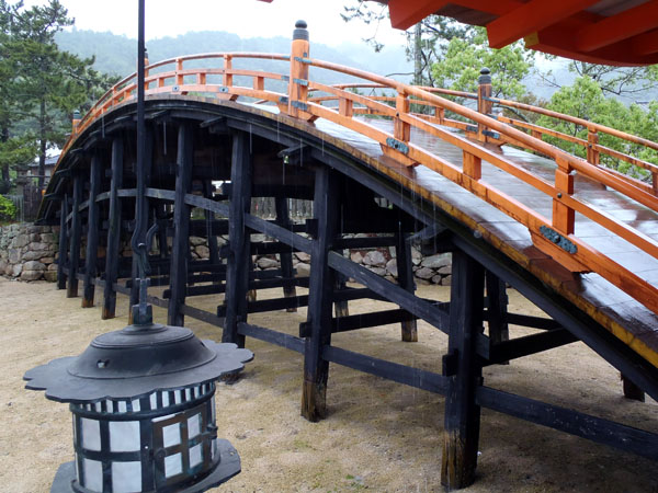 雨の厳島神社