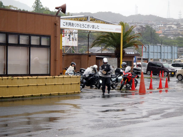 宮島フェリー乗り場の駐車場にて
