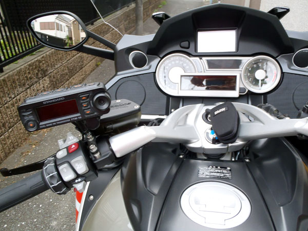 ライディングポジションから見たFTM-10Sのフロントパネル