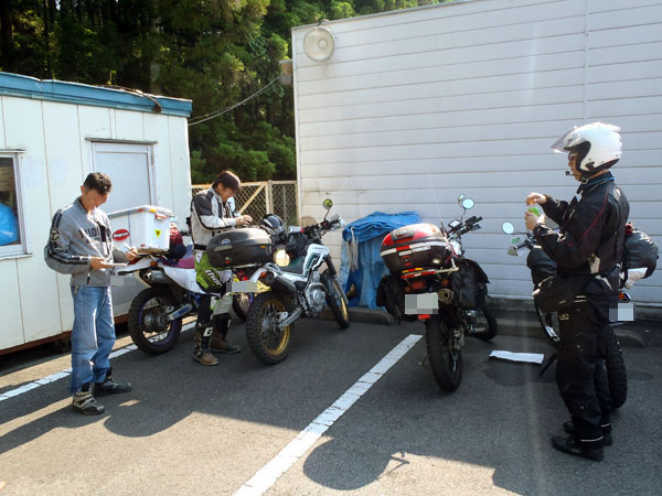 コンビニで休憩中
