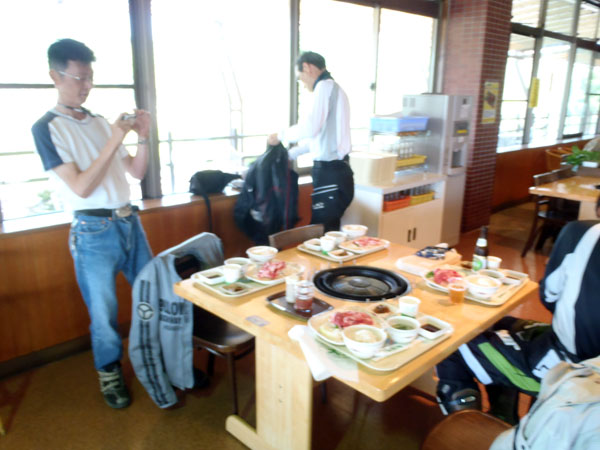 ジンギスカン料理を食べる