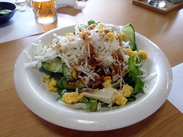 サービスのサラダ