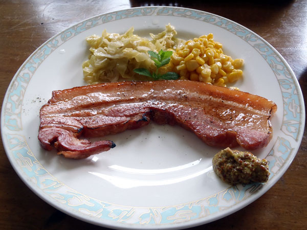 メインのベーコン料理