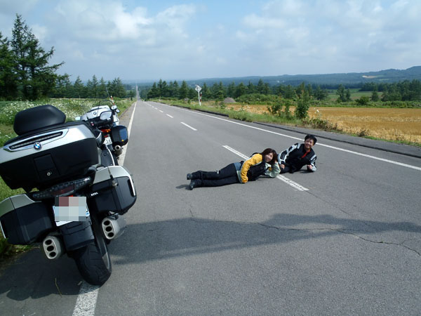 海まで延びるように見える直線道
