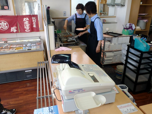 かまぼこ調理中