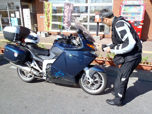 バイクを掃除するボルドーさん