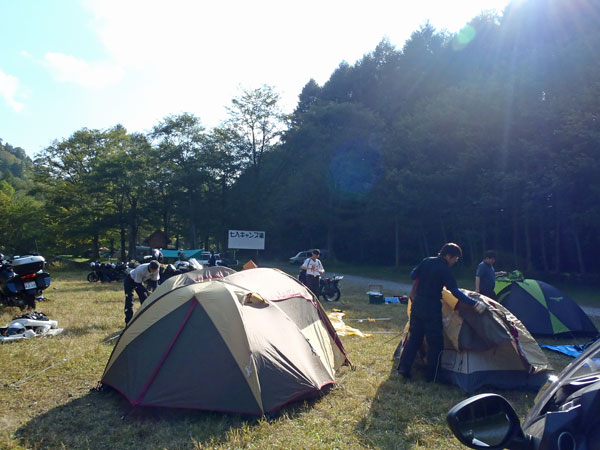 テントを設営中