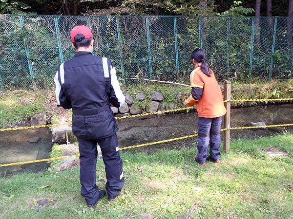 真剣に釣りをするひかり