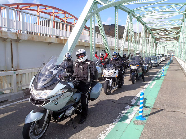 県境の橋の上にて