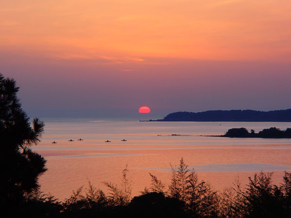 ５：０２、太陽が昇り始めた