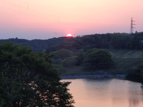日の出は５：２６頃