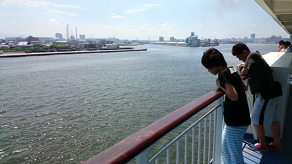 海を眺めるひかりとまえさん