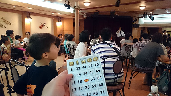 フェリー内のBINGOイベントの様子