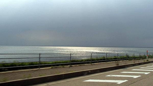 海の上には太陽の光が反射していました