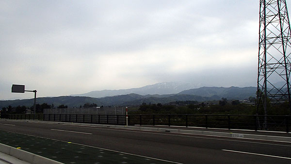 山頂付近は雲に隠れています