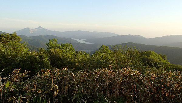 眼下に檜原湖と磐梯山