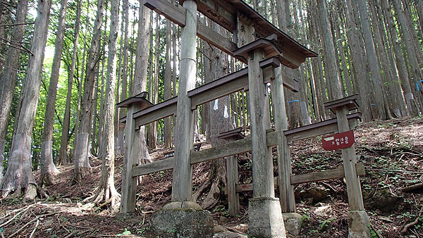 三峰神社の奥宮への登山道