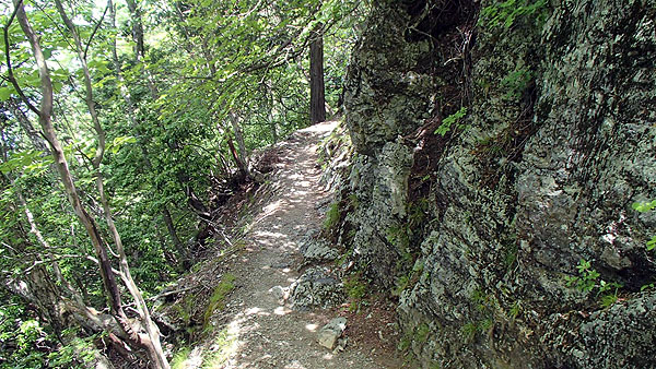 三峰神社の奥宮への登山道